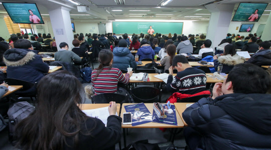 3일 오후 서울 동작구의 한 공무원 학원에서 수험생들이 한국사 수업을 듣고 있다.     인사혁신처는 내년 국가직 지역인재 9급으로 역대 최다인 총 170명을 선발하기로 했다. 지역인재 9급 공무원 선발시험은 전국 특성화고, 마이스터고, 전문대학 출신의 인재를 공직에 채용하는 제도로, 2012년부터 시행됐다. 특히 지역균형을 맞추기 위해 특정 시·도의 합격자 수가 20％를 넘지 못하도록 하고 있다.